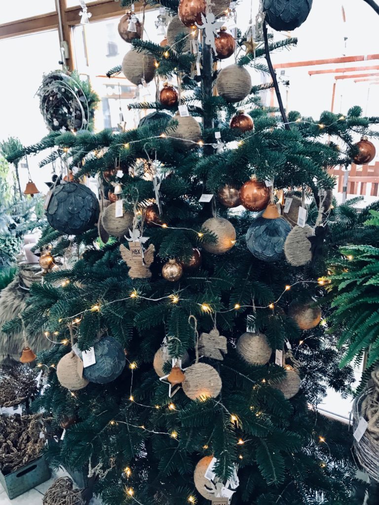 Vánoční stromeček s přírodními ozdobami.